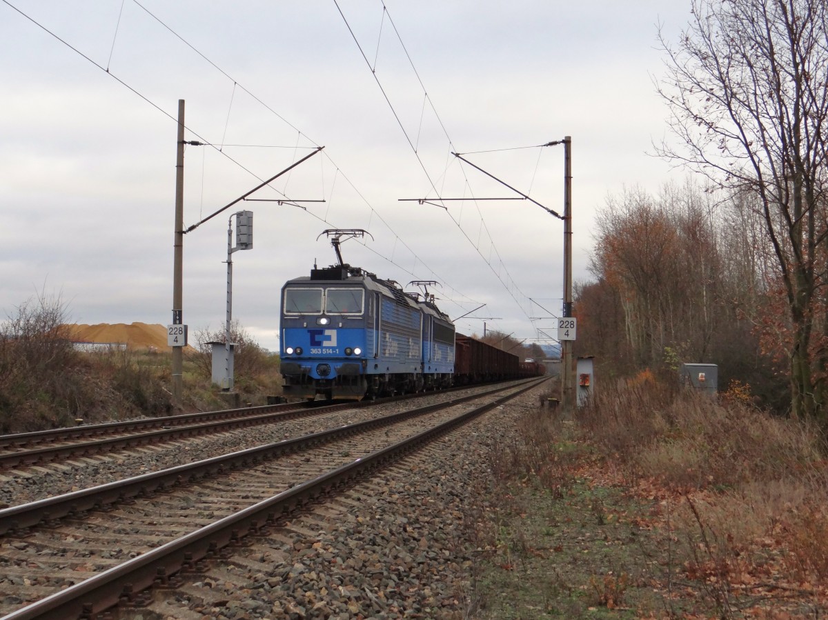 363 514-1 und 363 xxx hier am 11.11.15 nahe Vokov.