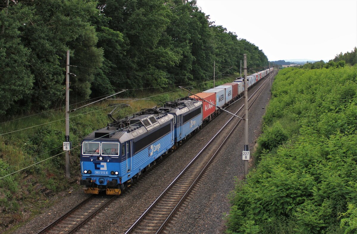 363 515 und 363 504 sind am 25.07.21 mit einem Elbtalumleiter bei Nebanice zu sehen.