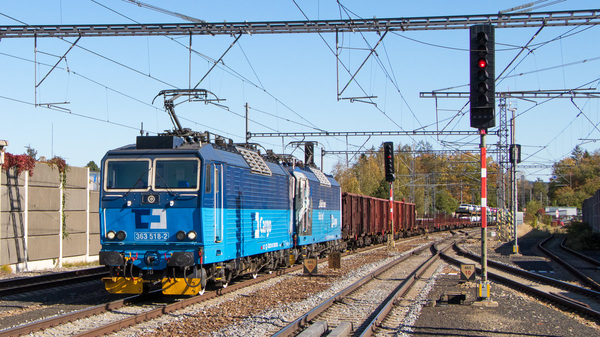 363 518-2 + 363 506-7 sind am 12. Oktober 2019 nordwärts in Strancice unterwegs. 