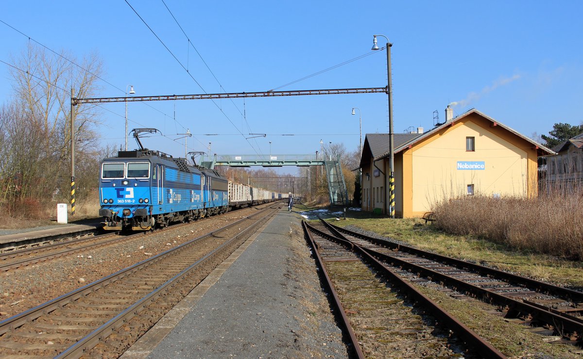 363 518-2 und 363 513-3 zu sehen am 21.02.18 mit einem Holzzug in Nebanice.