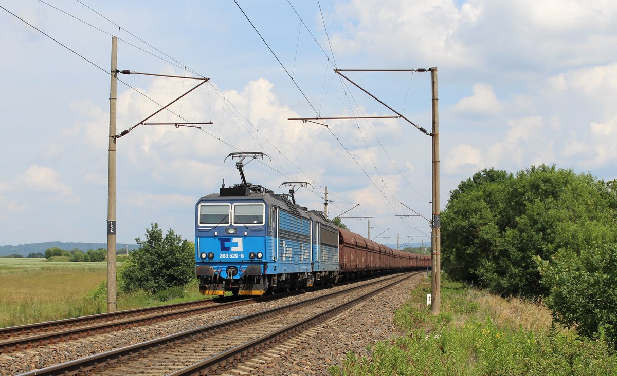 363 520-8 und 363 525-7 zu sehen am 08.06.18 mit dem Kohlezug bei Vokov.