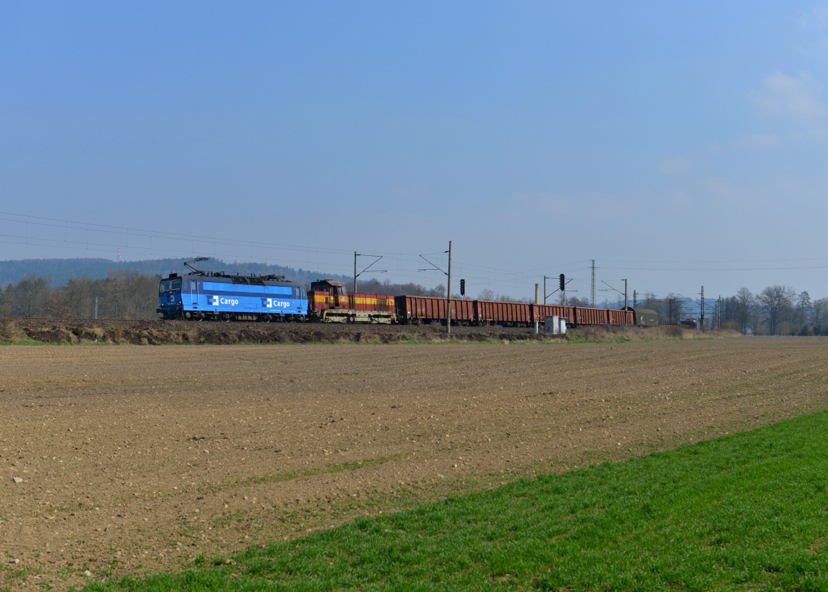 363 522 + 731 005 mit einem Güterzug am 29.03.2014 bei Chotikov.