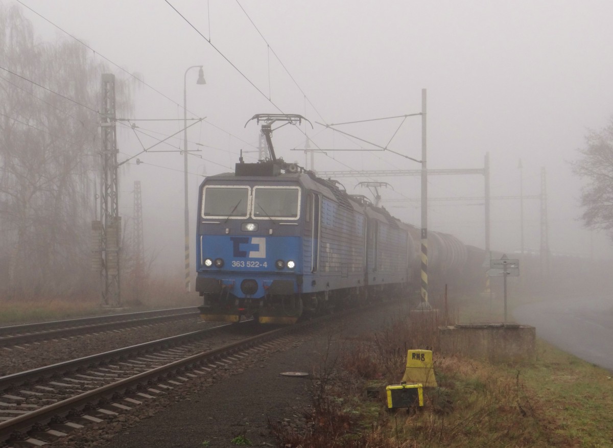 363 522-4 und 363 526-5 zu sehen am 08.12.15 in der Ausfahrt Tršnice.