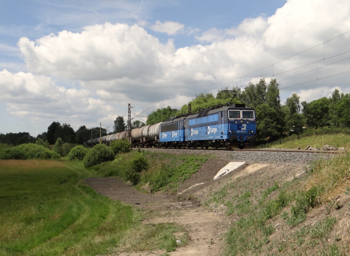 363 523-2 und 363 521-6 zusehen mit einem Kesselzug am 19.06.14 in Chotikov.