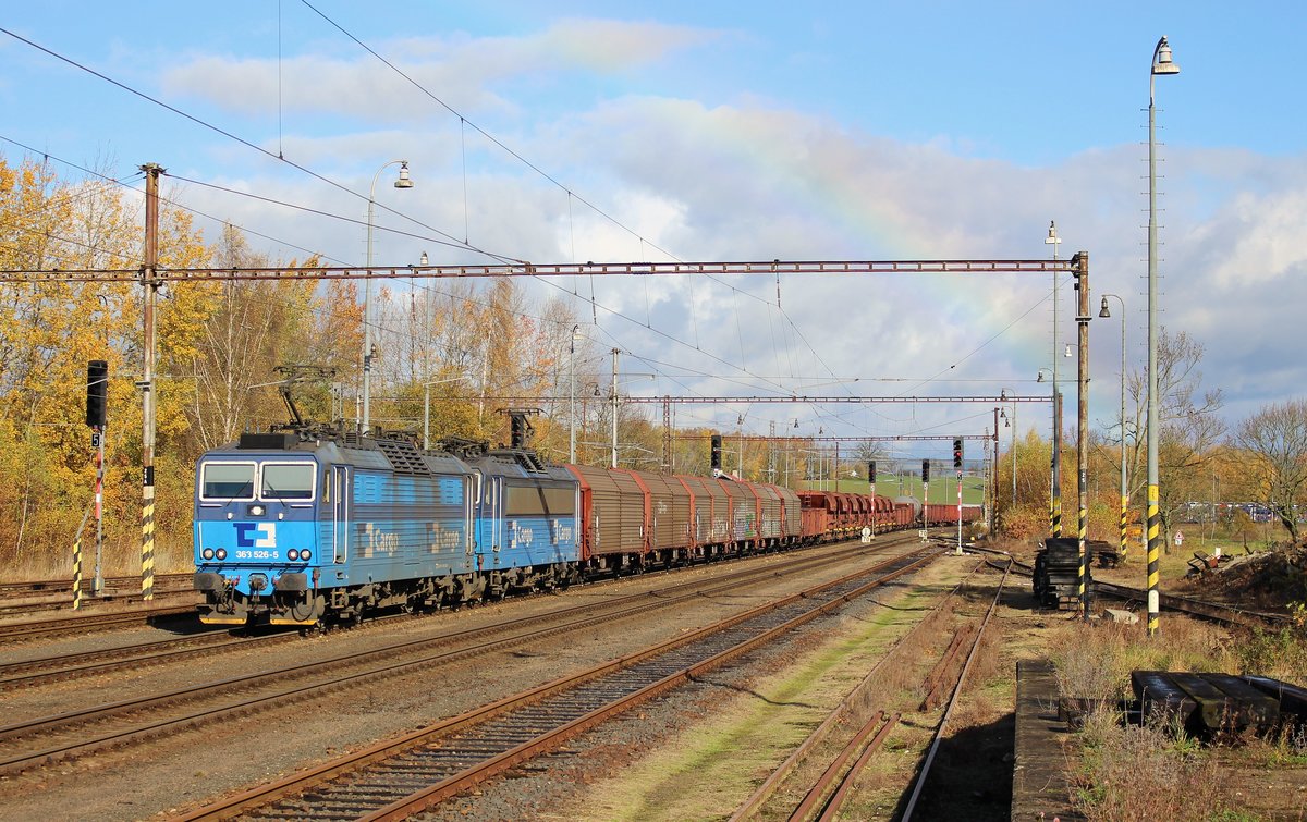 363 526-5 und 363 530-7 mit einem langen Mischer zu sehen am 27.10.17 in Tršnice.