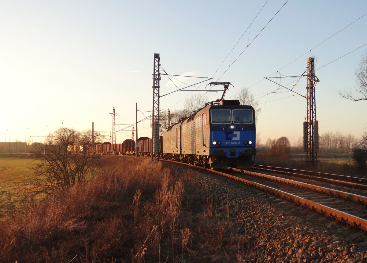 363 526-5 und 363 xxx zu sehen am 07.12.15 hinter Tršnice.