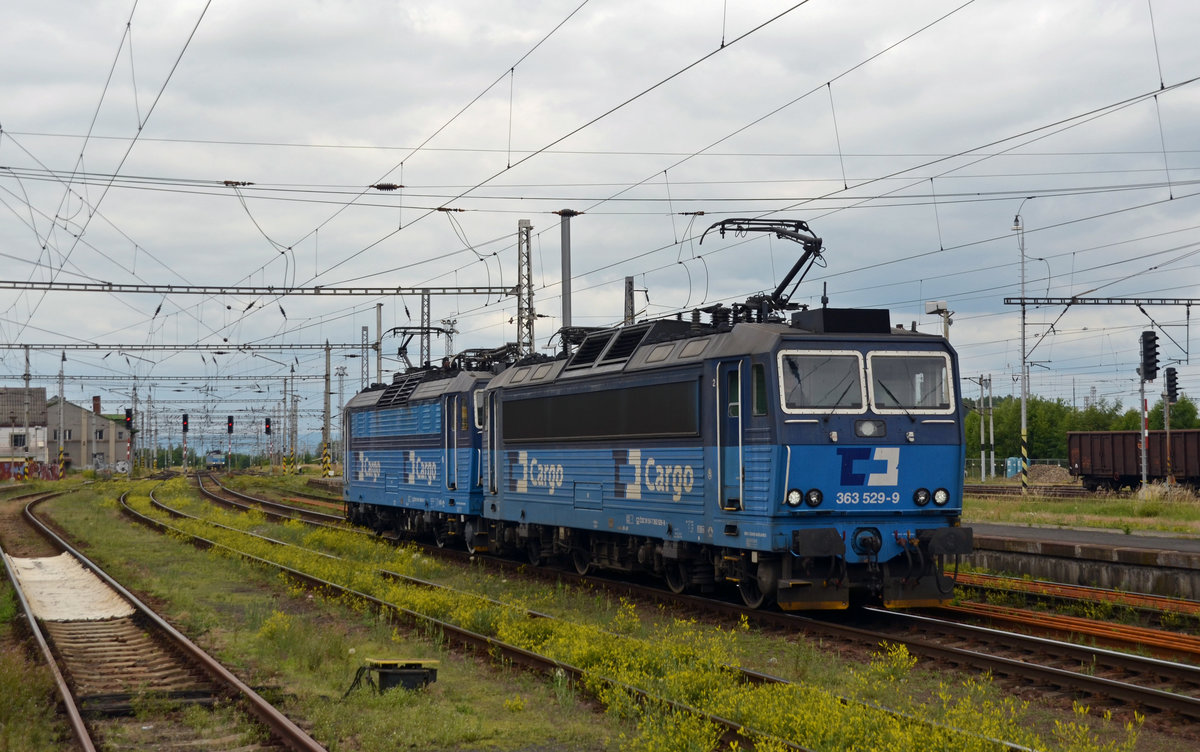 363 529 rangierte mit ihrer Schwesterlok 363 510 am 19.06.18 im Bahnhof Cheb.