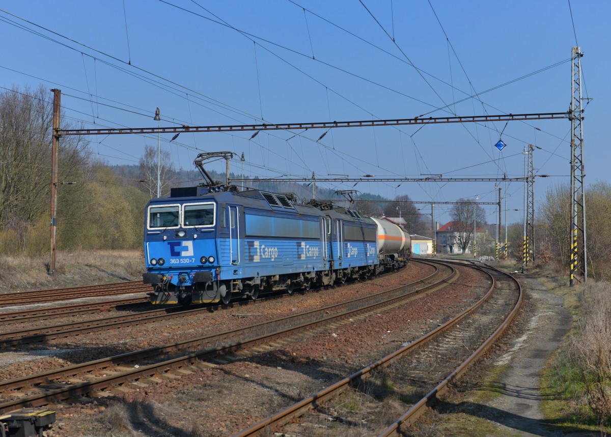 363 530 + 363 507 mit einem Güterzug am 29.03.2014 in Kynšperk nad Ohří.