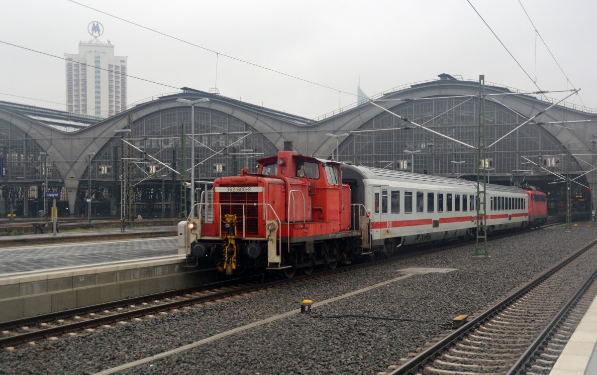 363 600 setzte sich im Leipziger Hbf am 13.10.15 an den aus Berlin gekommenen PbZ 2467 und zog die beiden IC-Wagen ins Gleisvorfeld. 
