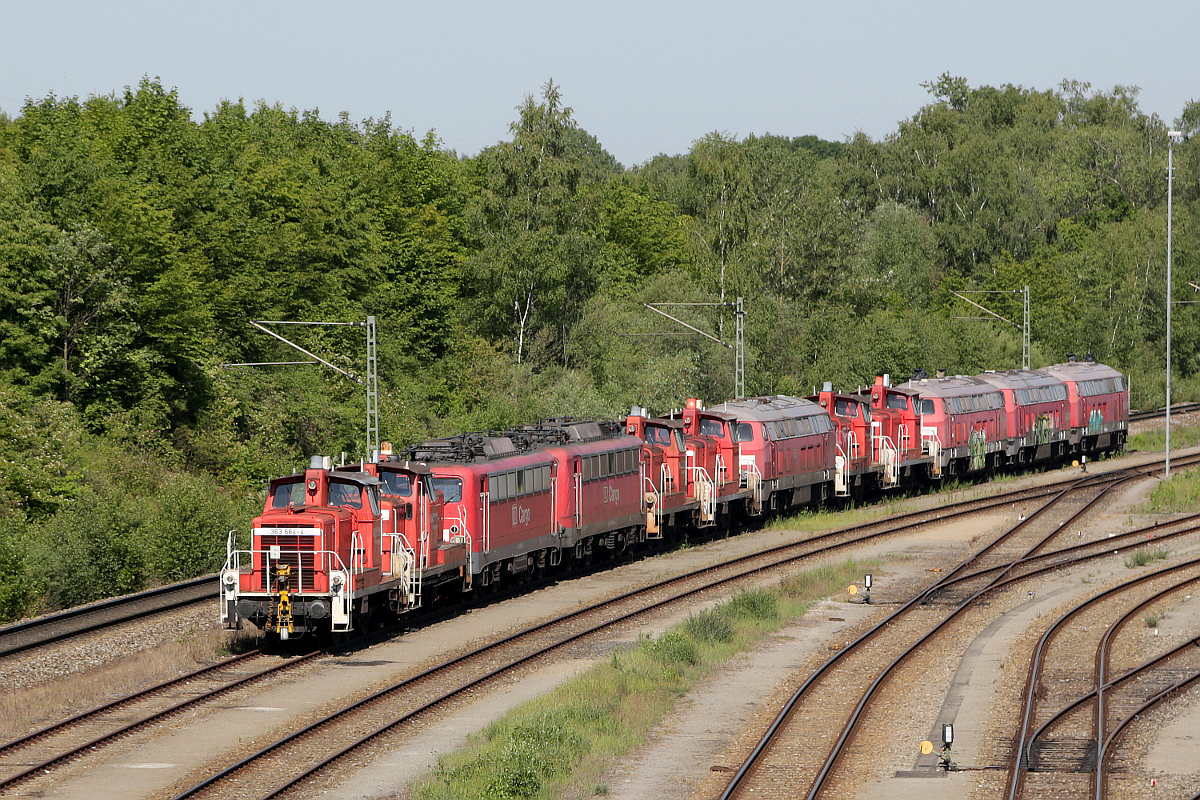363 664-4 und weitere abgestellte Fahrzeuge stehen am Rangierbahnhof München Nord, 07.06.2014