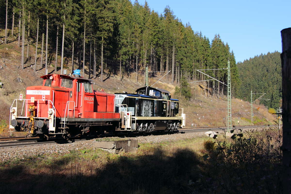 363 678-4 Railsystems RP wird von 295 076-4 über die Frankenwaldrampe bei Steinbach gezogen am 03.11.2015.