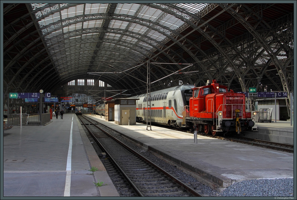 363 685-9 von Railsystems RP ist am 09.04.2016 im Rangierdienst auf dem Leipziger Hauptbahnhof im Einsatz, hier vor einem Doppelstock-IC.