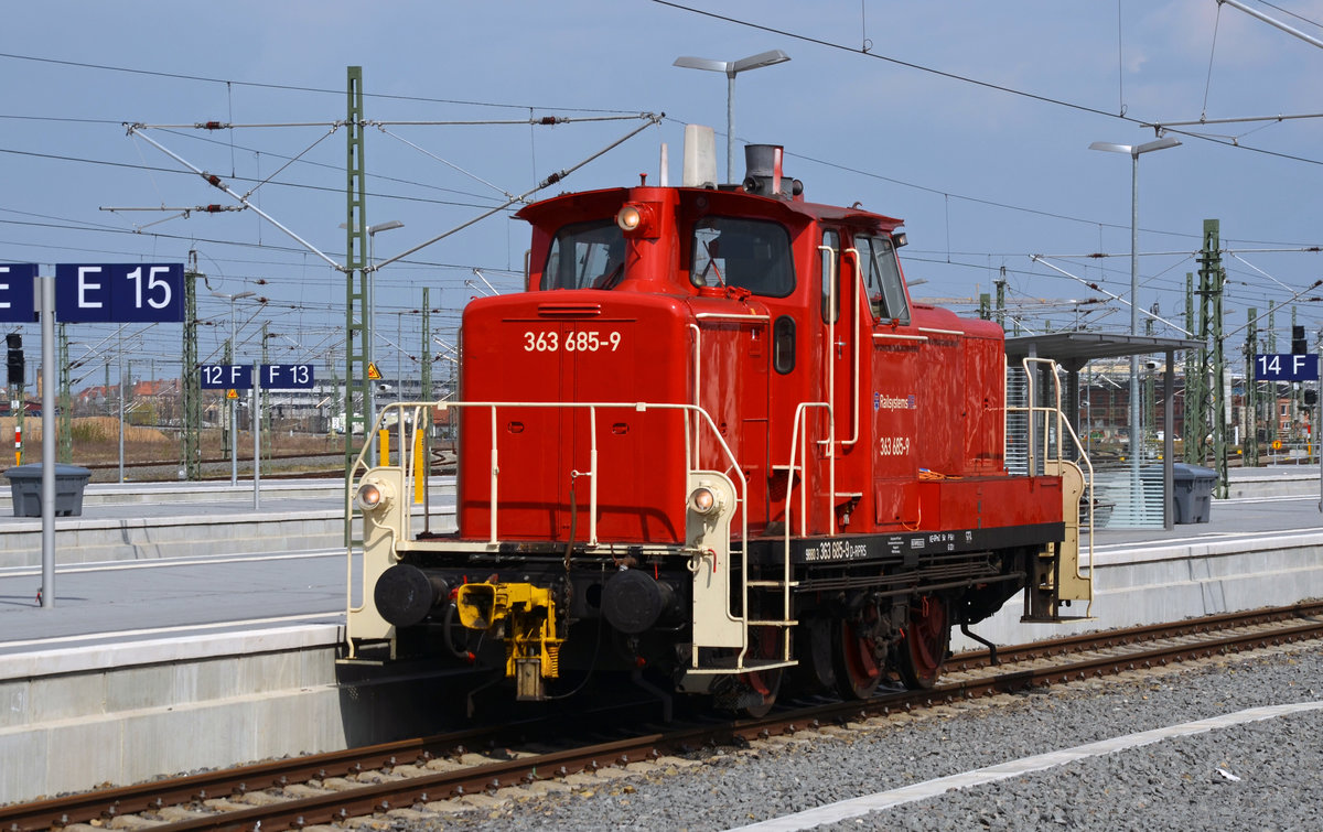 363 685 der RP Railsystems rollte am 09.04.16 an den in Leipzig angekommenen IC 2035 um diesen im Gleisvorfeld abzustellen. Mittlerweile ist der Rangierdienst am Leipziger Hbf an die RP Railsystems übergegangen.  