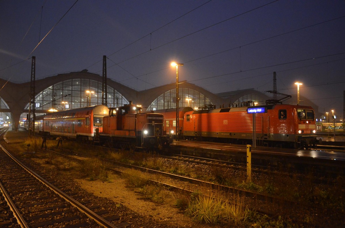 363 696-6 mit der Garnitur für Hoyerswerda mit (143 324-2) und Rechts 143 043-8 Drei Mittelwagen und 143 324-2 als Leerfahrt im Haupbahnhof Leipzig 23.11.2013