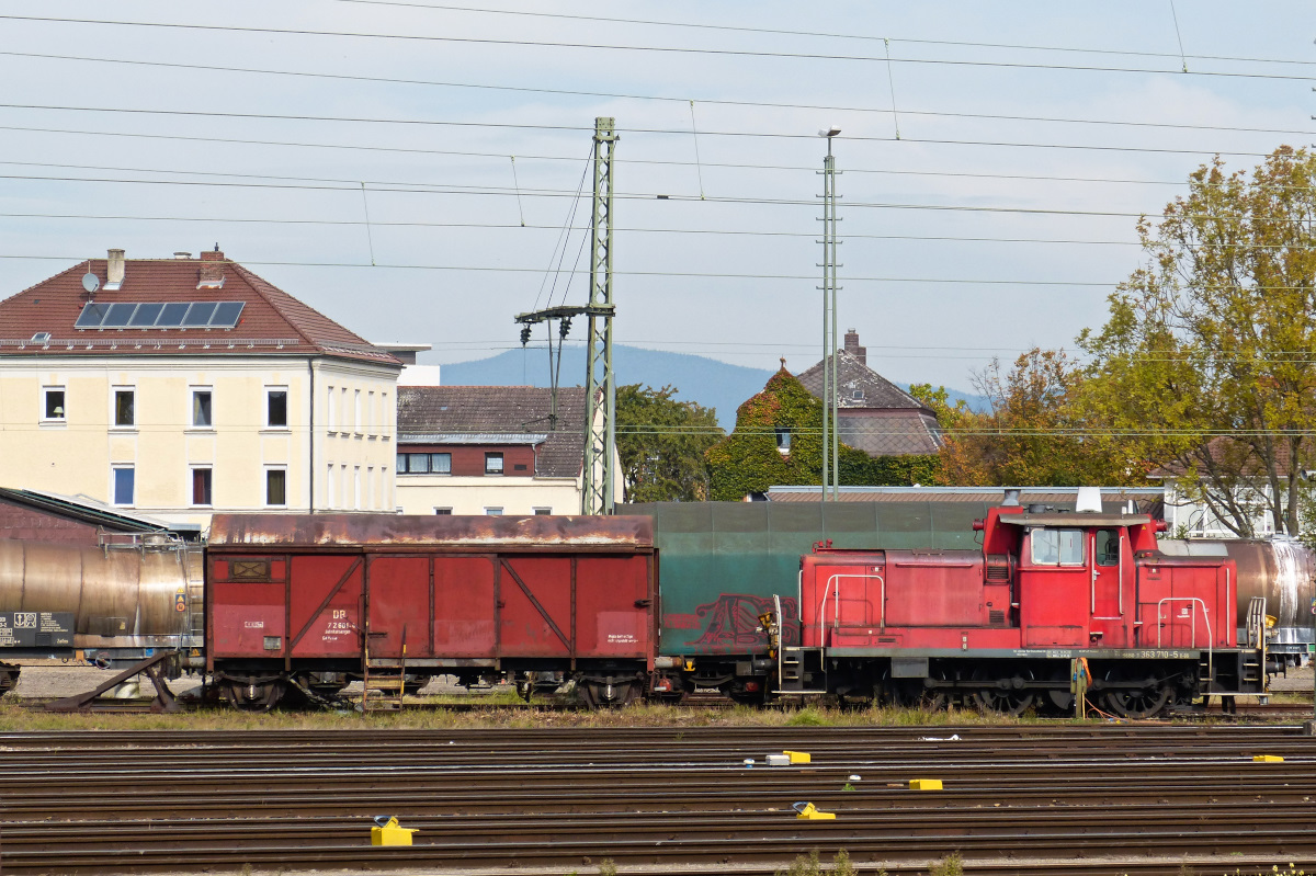 363 710-5 und alter Güterswagen im Bahnhof Plattling am 03.10.2015.