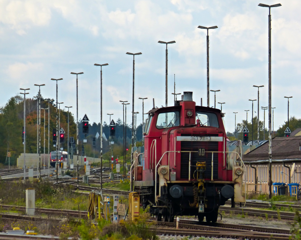 363 711 im Bahnhof Mühldorf, stark rangezoomt vom Bahnsteig 06.10.2017
