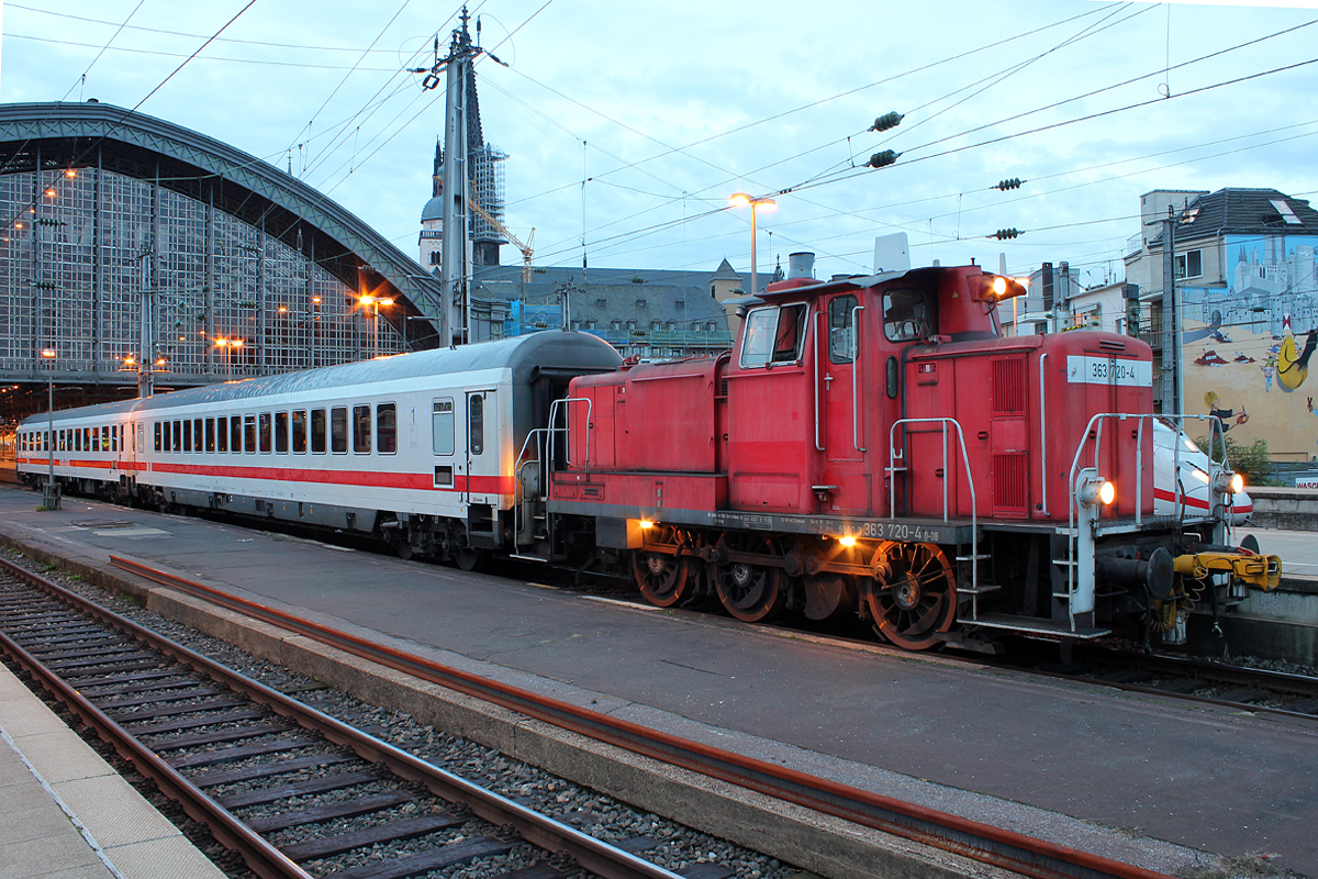 363 720-4 mit zwei IC Wagen in Kln Hbf am 20.10.2013