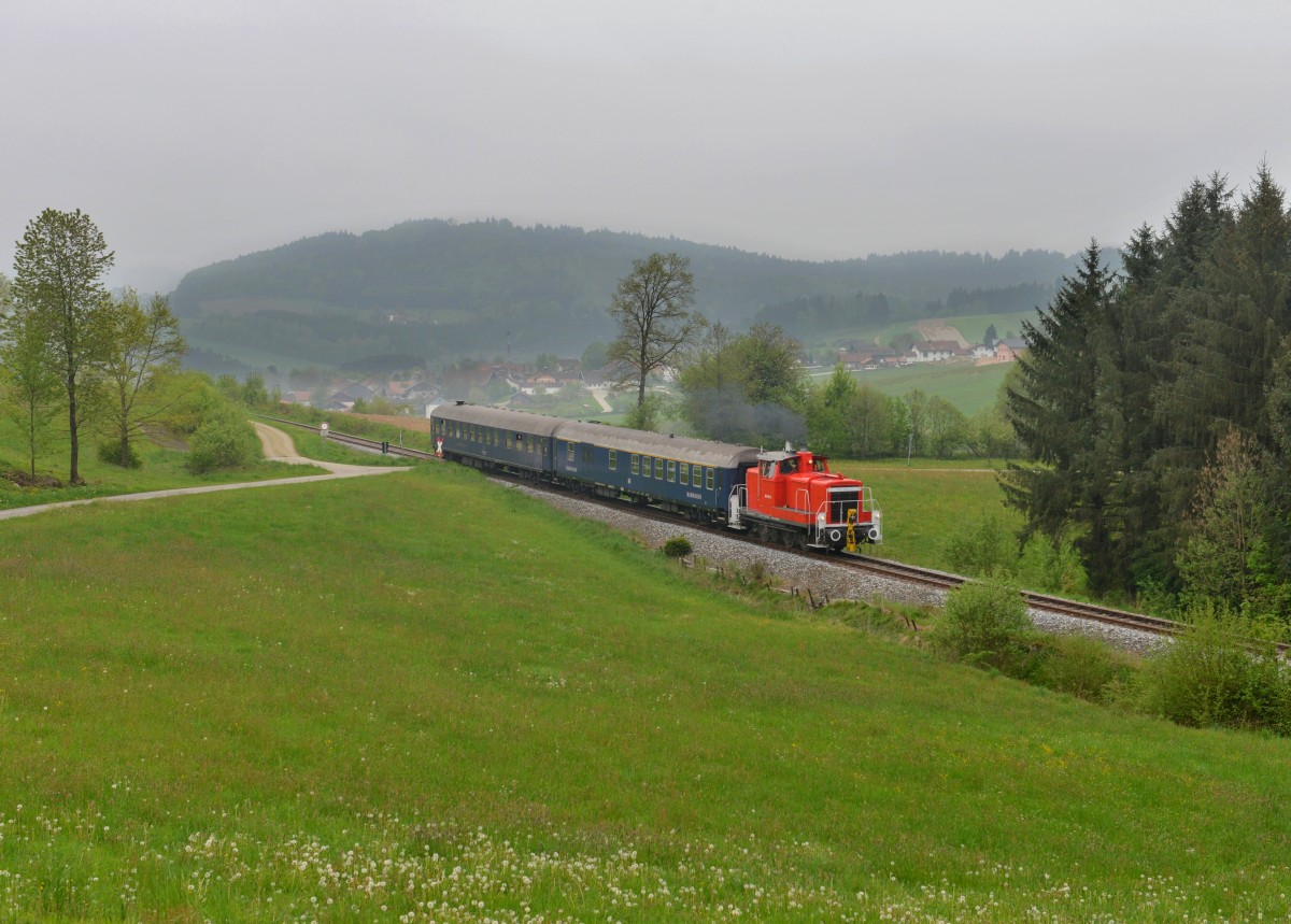 363 815 mit einem Sonderzug auf der Ilztalbahn nach Freyung am 01.05.2014 bei Karlsbach.