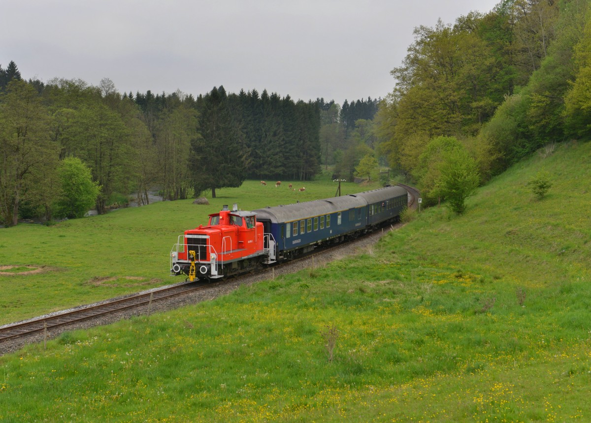 363 815 mit einem Sonderzug auf der Ilztalbahn am 01.05.2014 bei Röhrnbach.