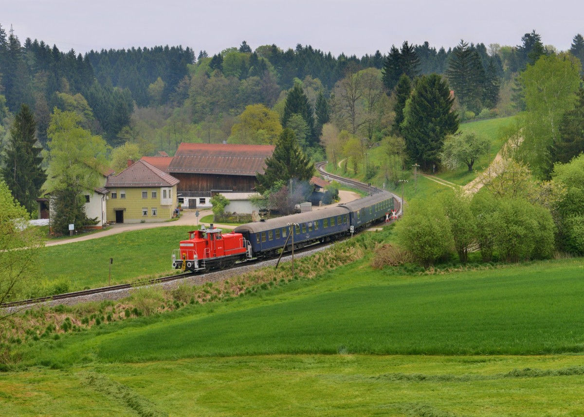 363 815 mit einem Sonderzug auf der Ilztalbahn nach Passau am 01.05.2014 bei Neuhausmühle.