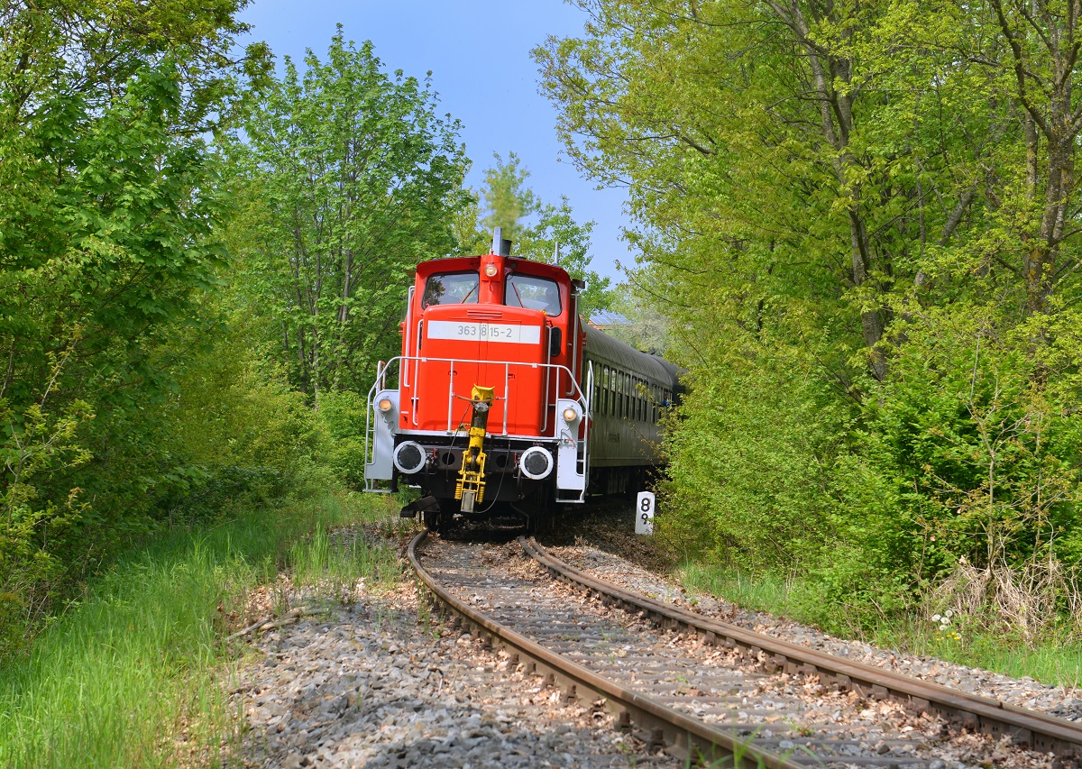 363 815 mit einem Sonderzug am 01.05.2014 bei Tiefenbach. 