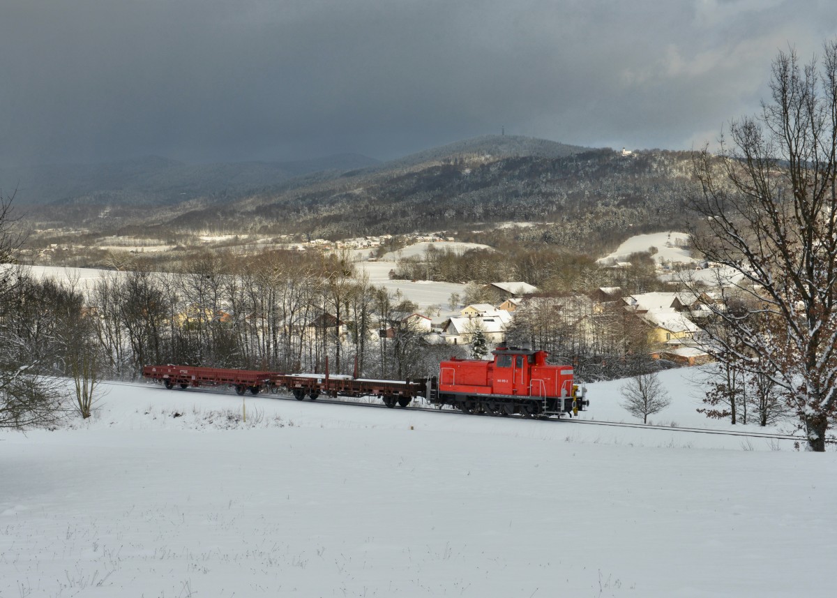 363 815 mit zwei Güterwagen am 17.01.2016 bei Niederkandelbach. 