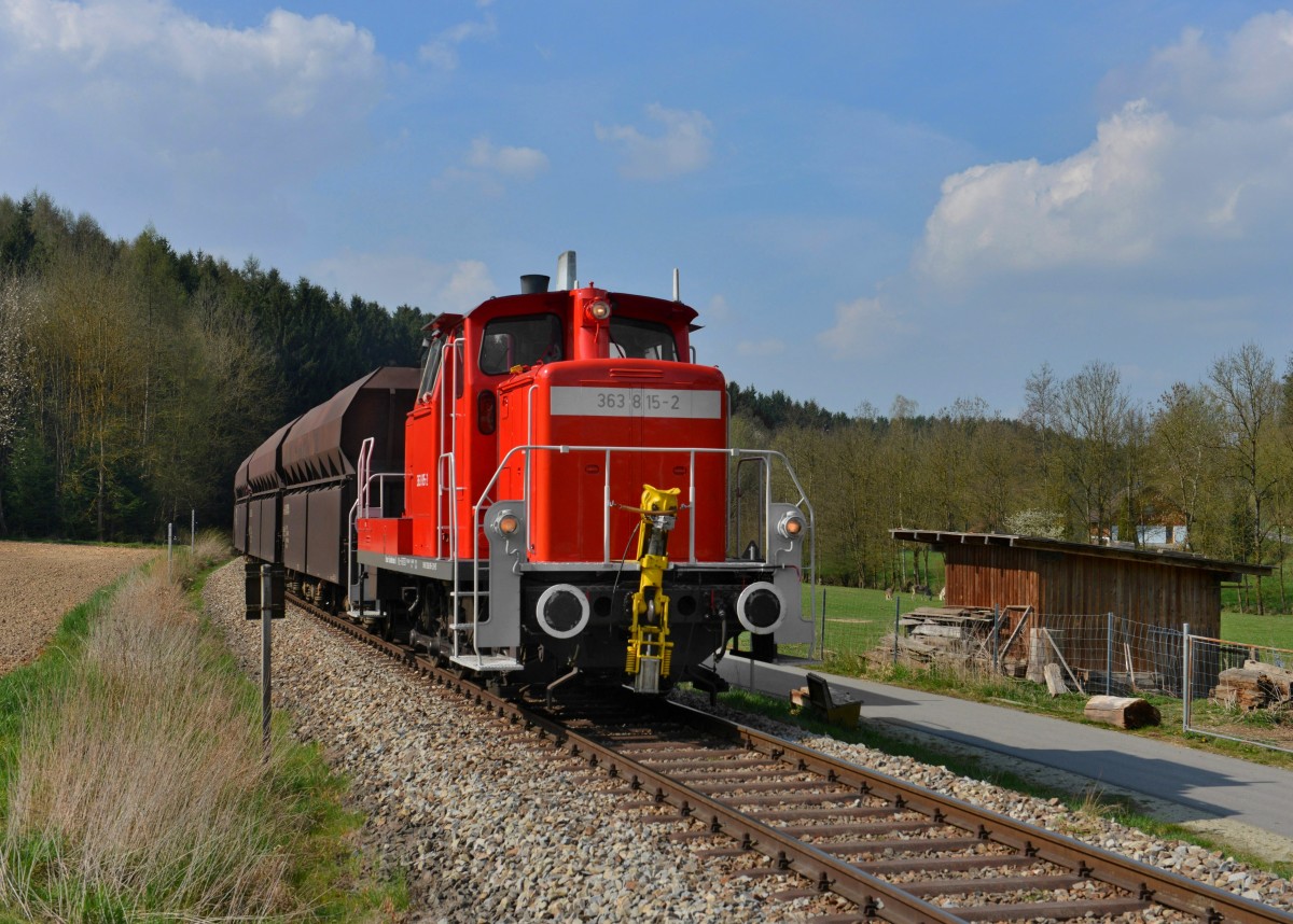 363 815 von den Passauer Eisenbahnfreunden mit einem Güterzug am 07.04.2014 kurz vor Neustift-Blindham.