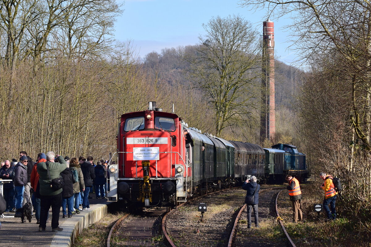 363 826-9 und 212 376-8 haben den ersten Sonderzug mit Fahrgästen erfolgreich nachBeyenburg gefahren. In Beyenburg wurde der Zug fleißig abgelichtet. Nach 45Jahren fuhr wieder ein Personenzug nach Beyenburg. Der Andrang auf die Züge war groß.

Beyenburg 08.02.2025