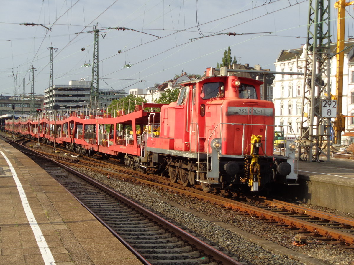 363 830 macht sich mit einigen Autotransportwagen auf den Weg in die Abstellung.
Hamburg-Altona, 08.08.2017.