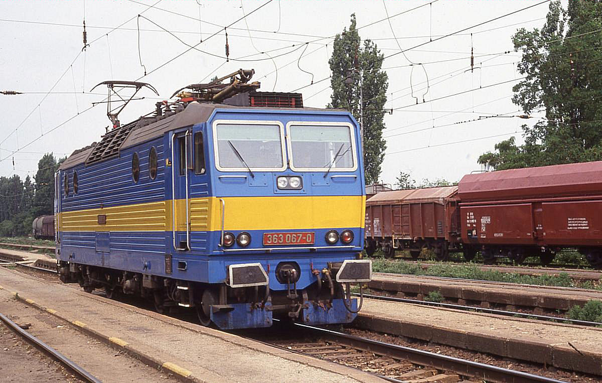 363067 am 2.7.1992 im Bahnhof Podebrady.