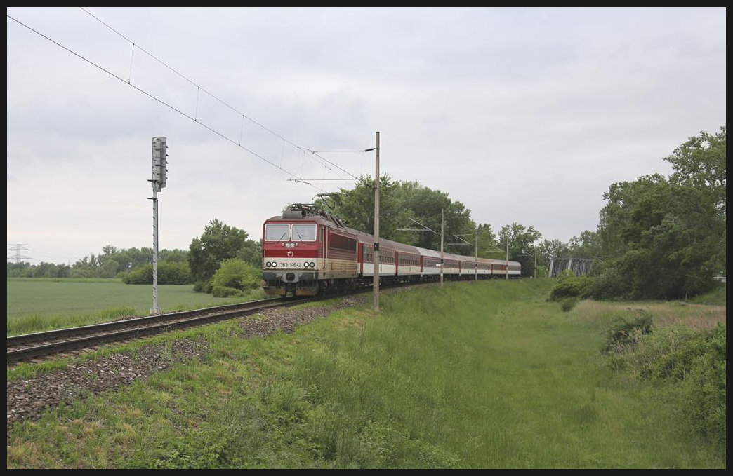 363146-2 hat am 16.5.2019 um 17.25 Uhr mit dem R 815 auf dem Weg nach Kosice die Flußbrücke bei Ulany nad Zitavou überquert.