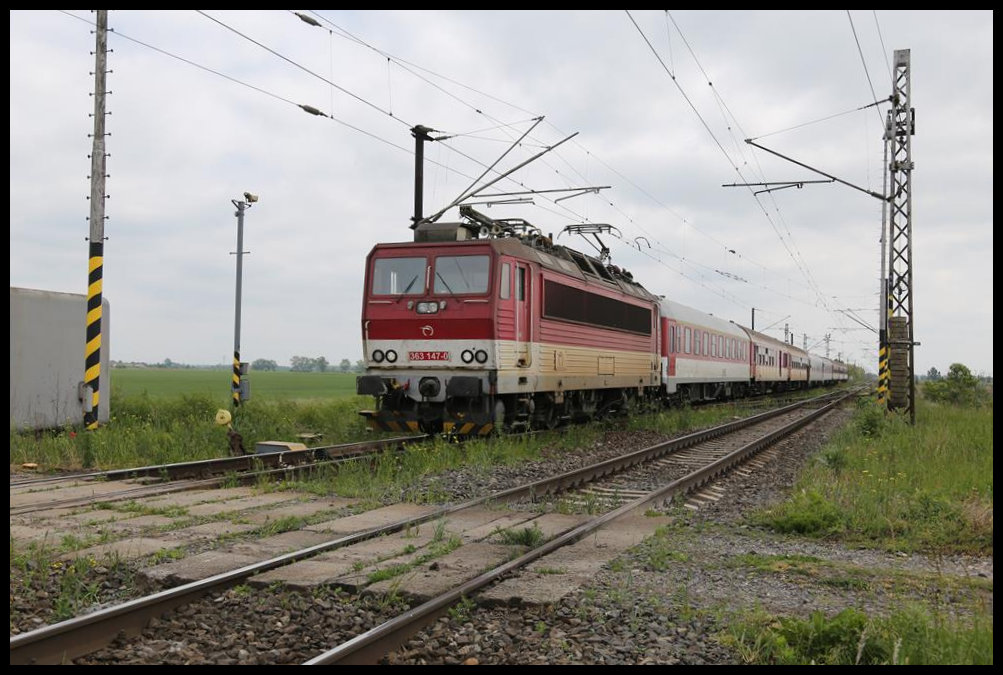 363147-0 ist hier bei Tvrdosovce mit dem R 810 am 175.2019 um 13.09 Uhr nach Bratislava unterwegs.
