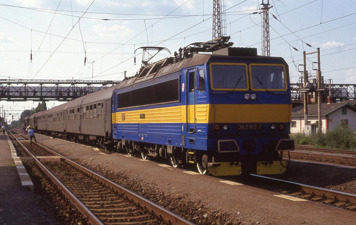 363163 hält mit dem Schnellzug 5109 nach Halickuv Brod am 28.6.1992 um 17.21 Uhr im Bahnhof Caslav.