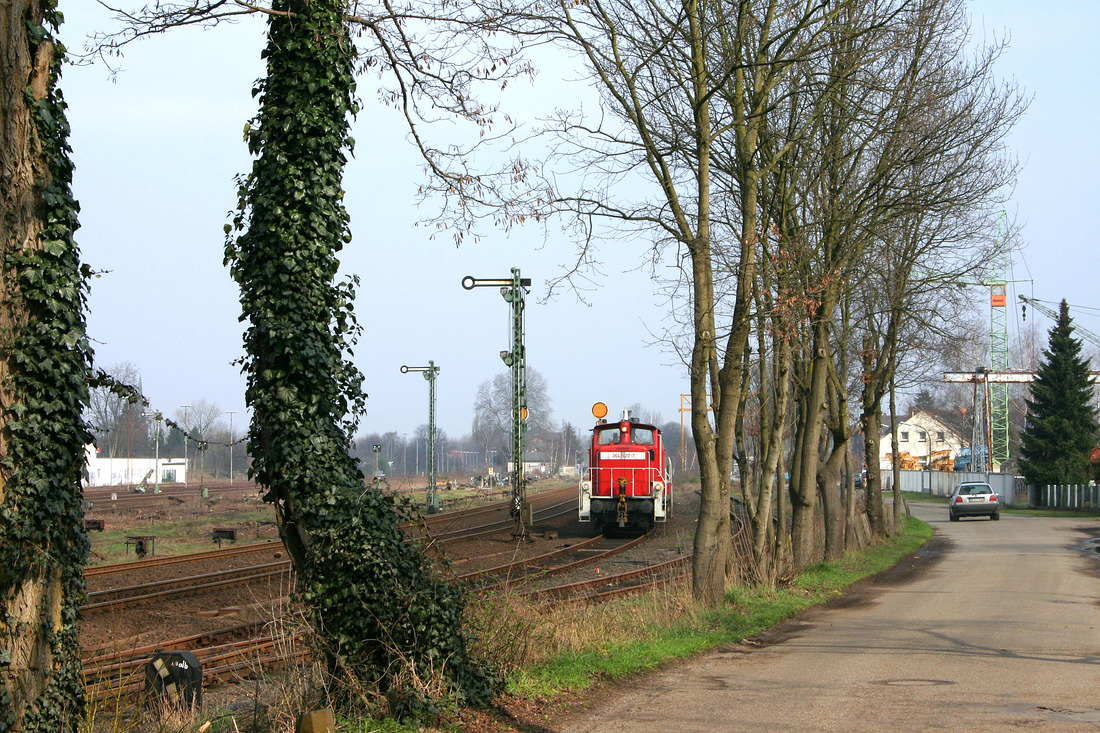364 520 mit der (nicht mehr existierenden) Übergabe Borken - Wanne-Eickel im Bahnhof Dorsten.
Fotografiert am 31. März 2005.