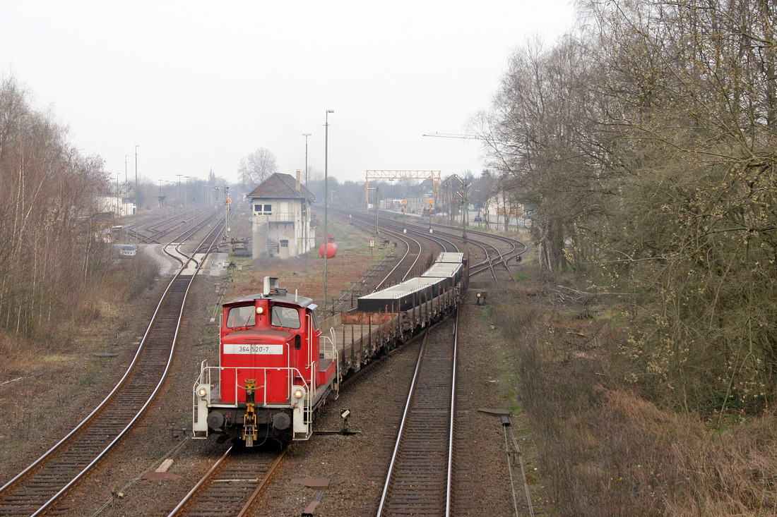 364 520 verlässt mit der (nicht mehr existierenden) Übergabe Borken - Wanne-Eickel den Bahnhof Dorsten.
Aufgenommen am 31. März 2005.