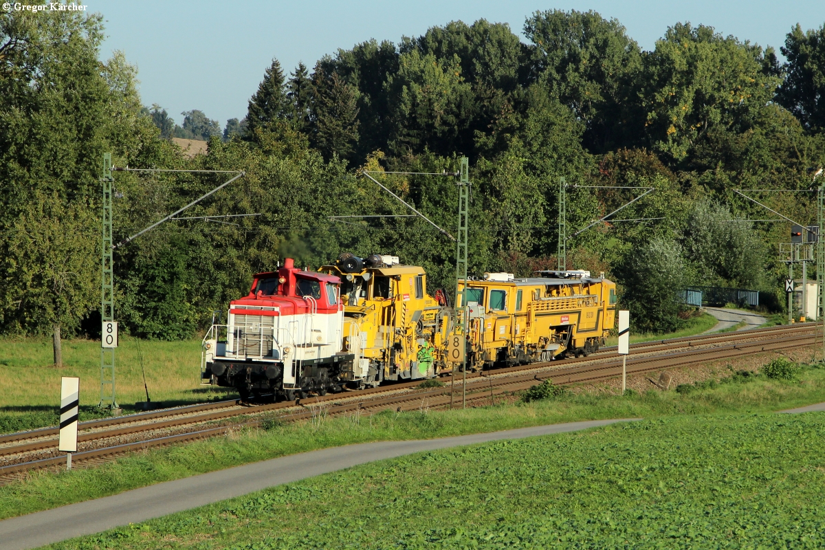 364 578 mit einer Schotterplaniermaschine und einer Gleisstopfmaschine der DB Bahnbau Gruppe am Haken bei Helmsheim. Aufgenommen am 28.09.2015.