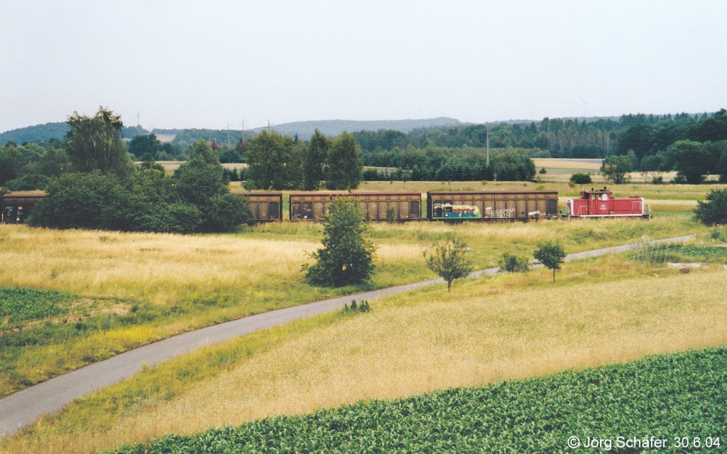 364 761 mit einem Übergabezug südlich von Breitengüßbach: Rechts vom Bildrand mündete das Anschlussgleis in den dreigleisigen  Munabahnhof . DB Cargo legte ihn inzwischen wie so viele andere Verladestellen still und baute die Gleise ab.