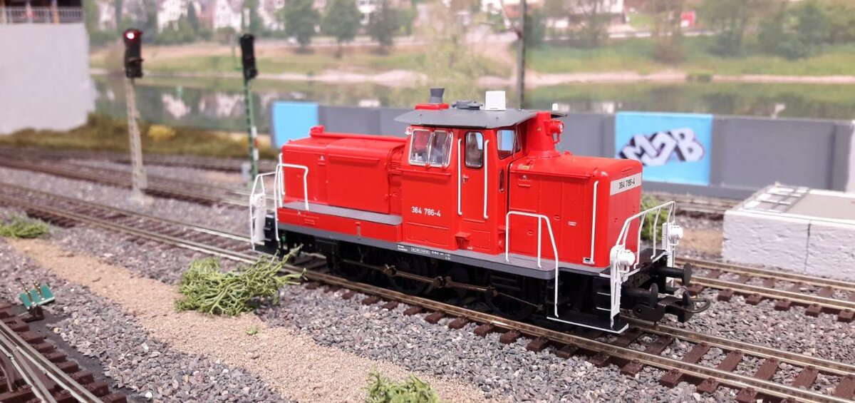 364 786-4 auf dem Weg zu Rangierarbeiten in Harrstadt Hauptbahnhof, Modell Piko 52820