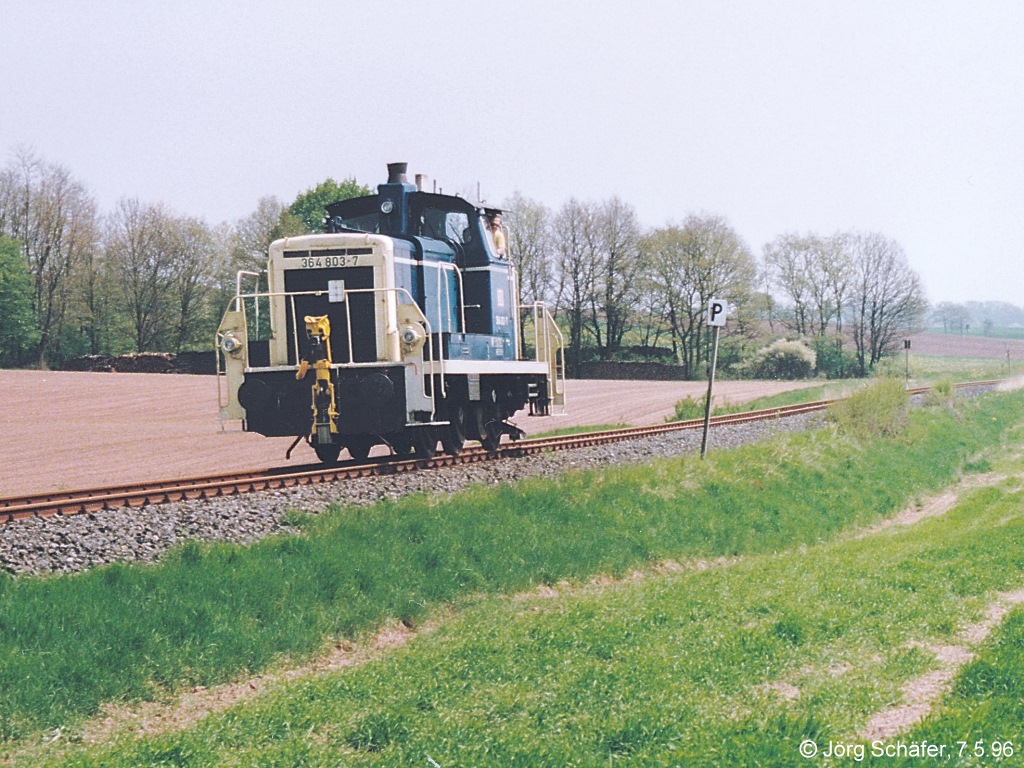 364 803 am 7.5.96 beim ehemaligen Bahnhof Mönchherrnsdorf, der 500 Meter westlich vom Ort auf halbem Weg zum nächsten Ort Kötsch lag. 
