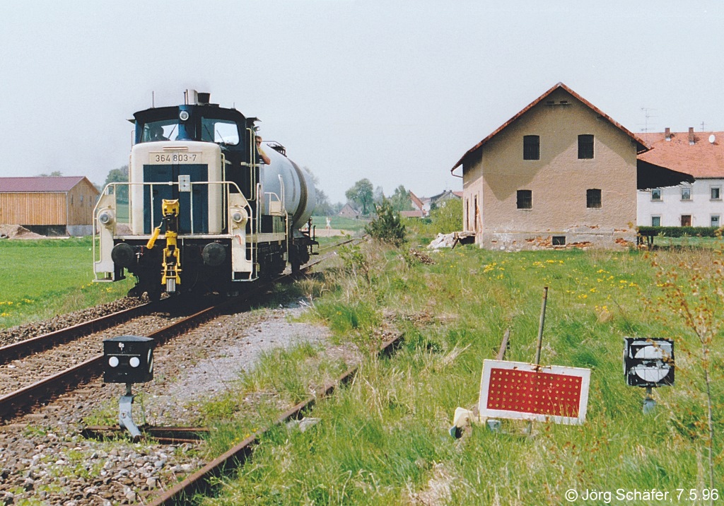 364 803 fuhr am 7.5.96 durch den ehemaligen Bahnhof Unterneuses in Strecken-km 14,0.