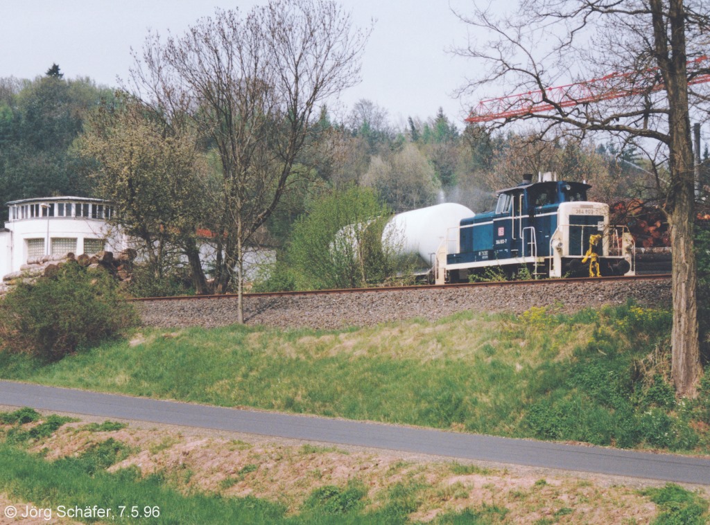 364 803 zog am 7.5.96 zwei Kesselwagen aus dem Tanklager Eberau am Rundturm des Janson Furnierwerks vorbei zur Abzweigweiche. (Blick nach Norden)

