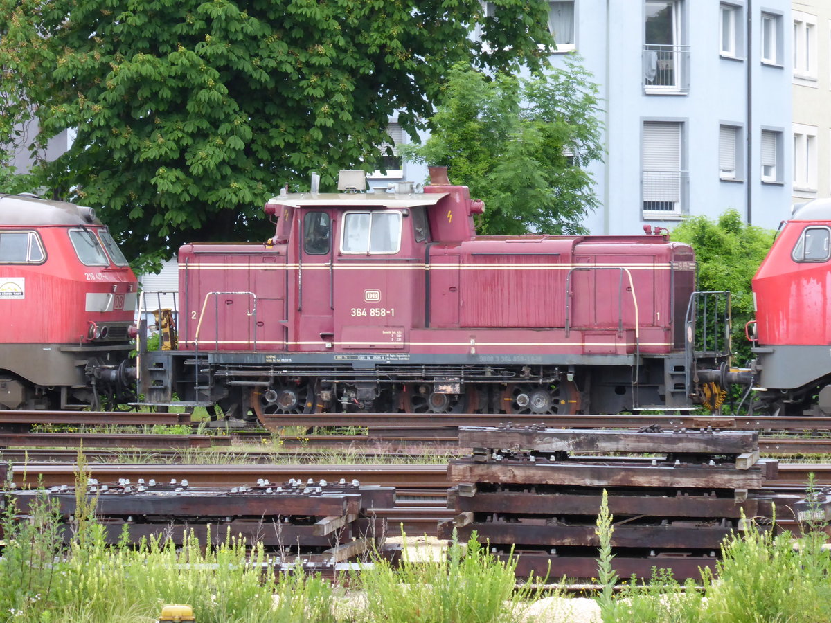 364 858-1 am 10.06.2019 in Ulm. Regionalverkehr Alb-Bodensee Abstellungen (eingerahmt von 218 417-4 und 218 464-6). 