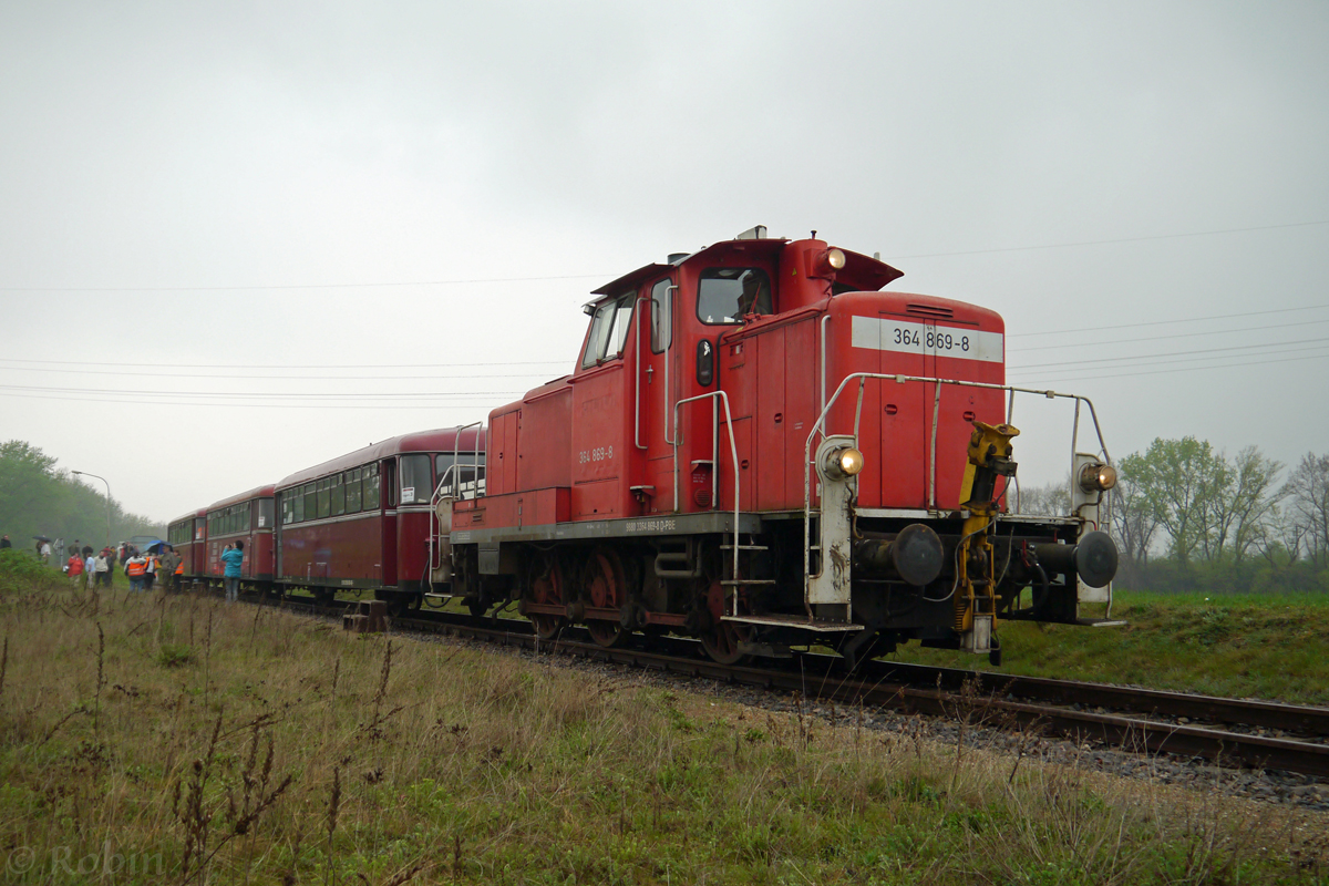 364 869-8 ist während einer Hafensonderfahrt mit drei Schienenbussen auf der Friesenheimer Insel in Mannheim unterwegs. Die Fahrt wurde von der Historischen Eisenbahn Mannheim mit den Fahrzeugen der Pfalzbahn veranstaltet. Aufgrund defekter Motorwagen des Schienenbusses durfte die Lok ziehen. Die 364 ist übrigens die einzige verkehrsrote Lok mit einer roten Kuppelstange. 
(05.04.2014)