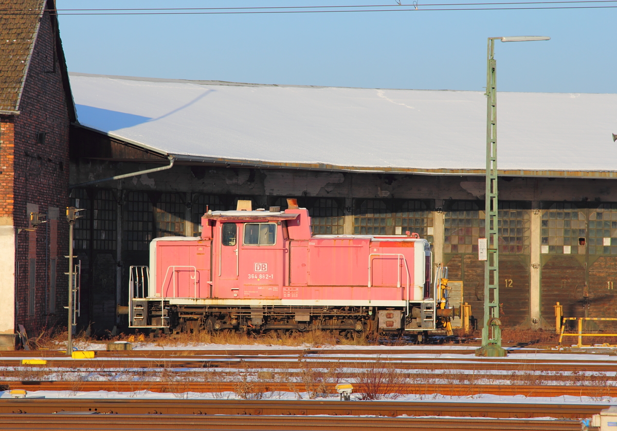 364 882-1 vor dem Lokschuppen im ehemaligen BW Lichtenfels am 25.01.2017.