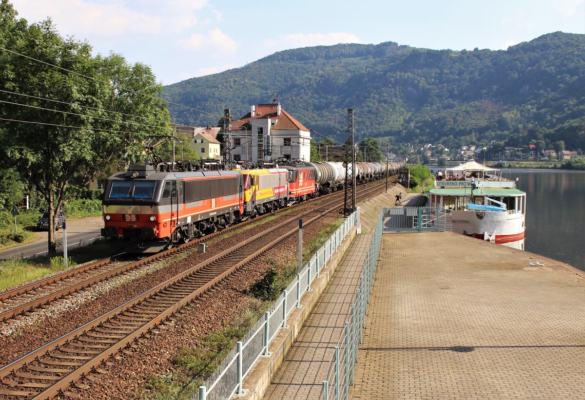 365 001-7, 365 005-8 und 121 084-8 (IDS) zusehen mit einem Kesselzug am 08.08.20 in Ústí nad Labem-Střekov.