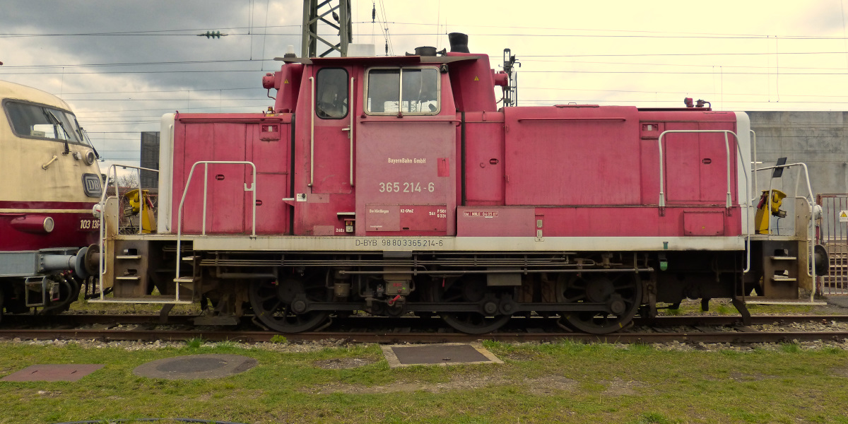 365 214-6 in der Seitenasnicht abgestellt vor der 103 136 Museum Nördlingen 12.04.2015