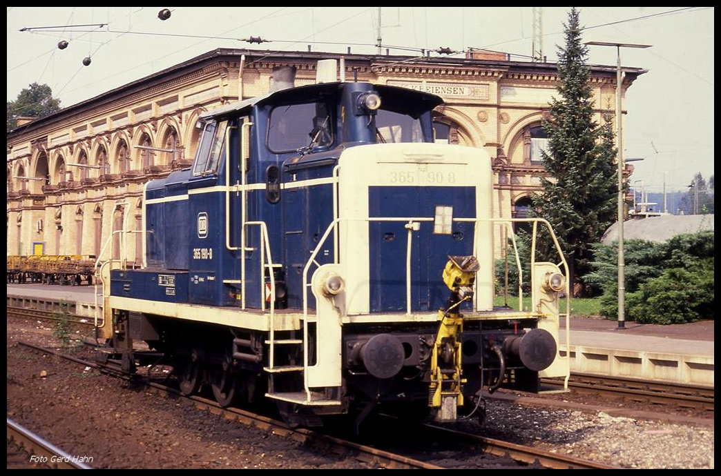 365190 vor dem Bahnhofsgebäude in Kreiensen am 10.09.1989.