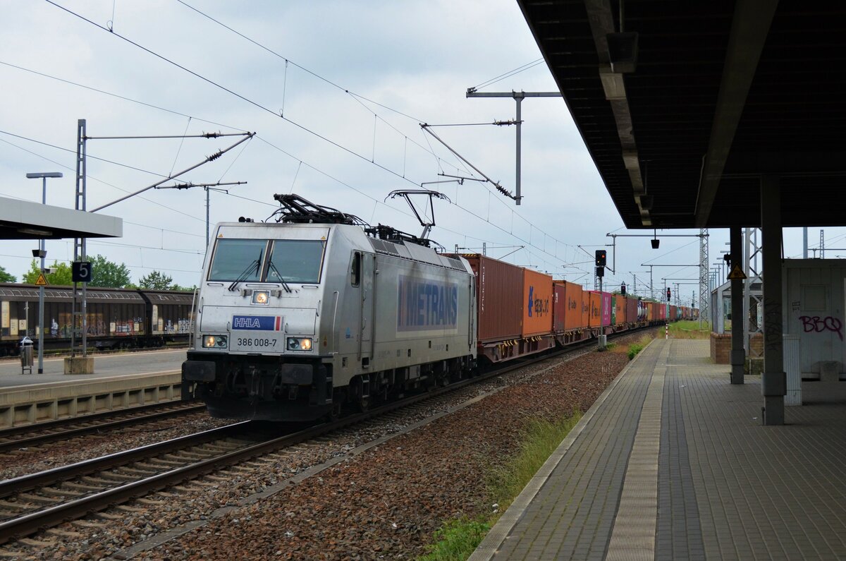 368 008-7 zieht einen Containerzug durch Nauen in Richtung Hamburg.
Ort: Nauen, 12.06.2021