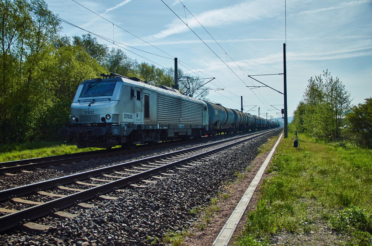 37 032 ist am 10.05.16 bei Wutha mit einen Kesselzug in Richtung Eisenach unterwegs.