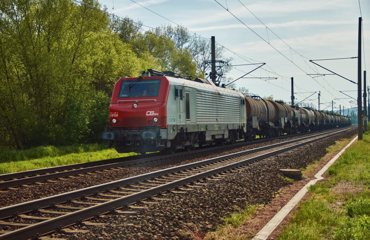 37 520 ist mit einen Kesselzug in Richtung Eisenach unterwegs gesehen am 10.05.16 bei Wutha.